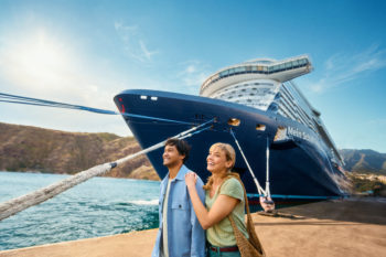 Mein Schiff Kreuzfahrtschiff im Hafen mit Urlaubspaar – Kreuzfahrt mit TUI Cruises und Frankenland Reisen
