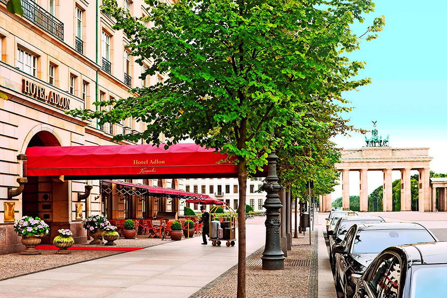 Städtebusreise Berlin Hotel Adlon mit Brandenburger Tor