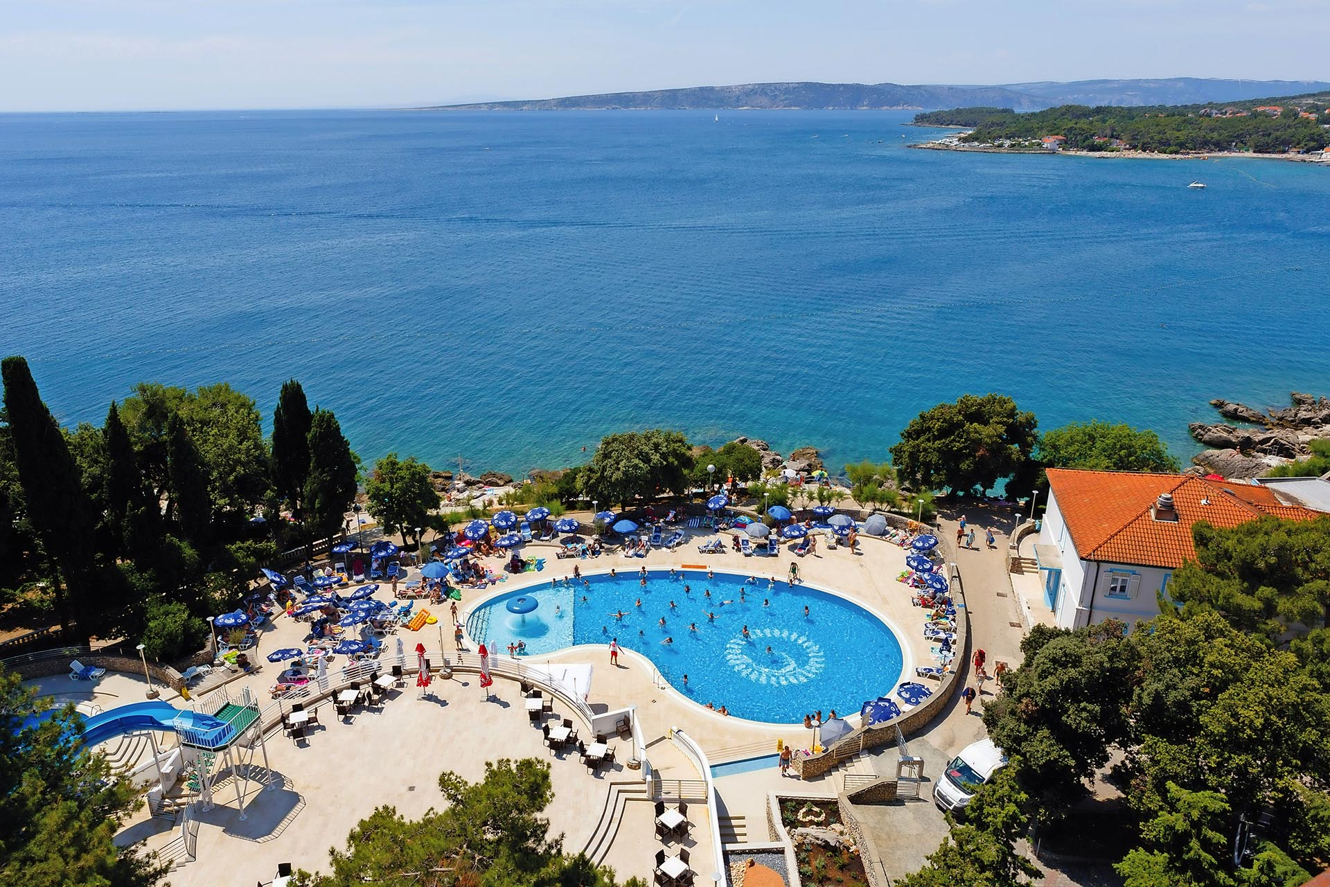 Hotel Drazica Strand Kroatien Blick über den Pool auf das Meer