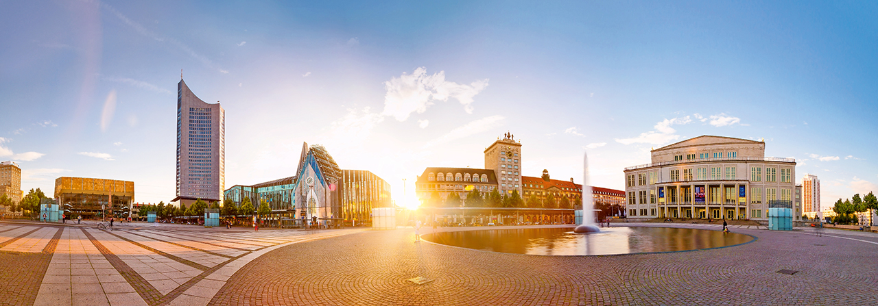 Panorama zum Sonnenuntergang auf dem Leipziger Augustusplatz.