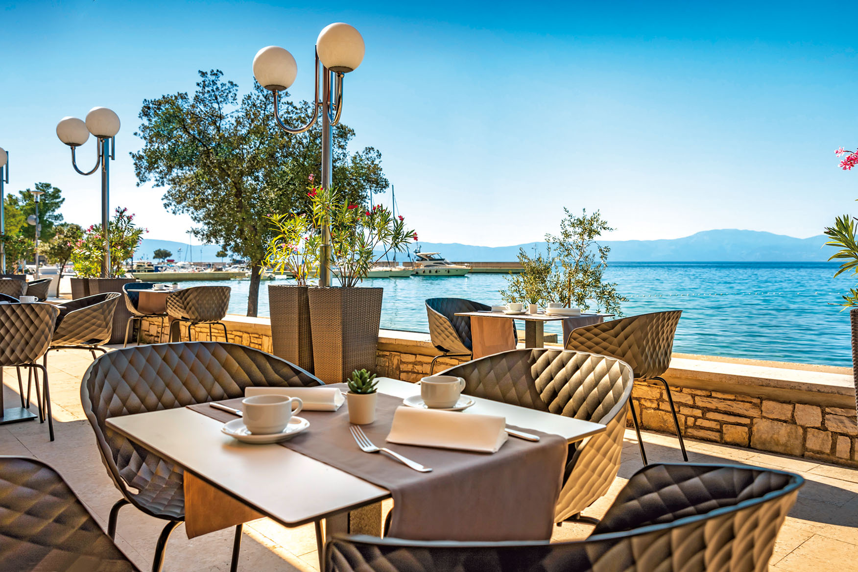 Veya hotel Kroatien Badeurlaub Terrasse mit Blick auf das Meer